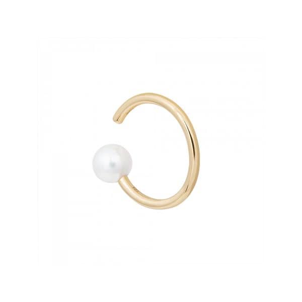 Astrid & Miyu Pearl Asymmetrical Ear Cuff in sterling silver plated with 14k gold. This ear cuff features a white cultured pearl. Make the perfect statement with this asymmetrical ear cuff.